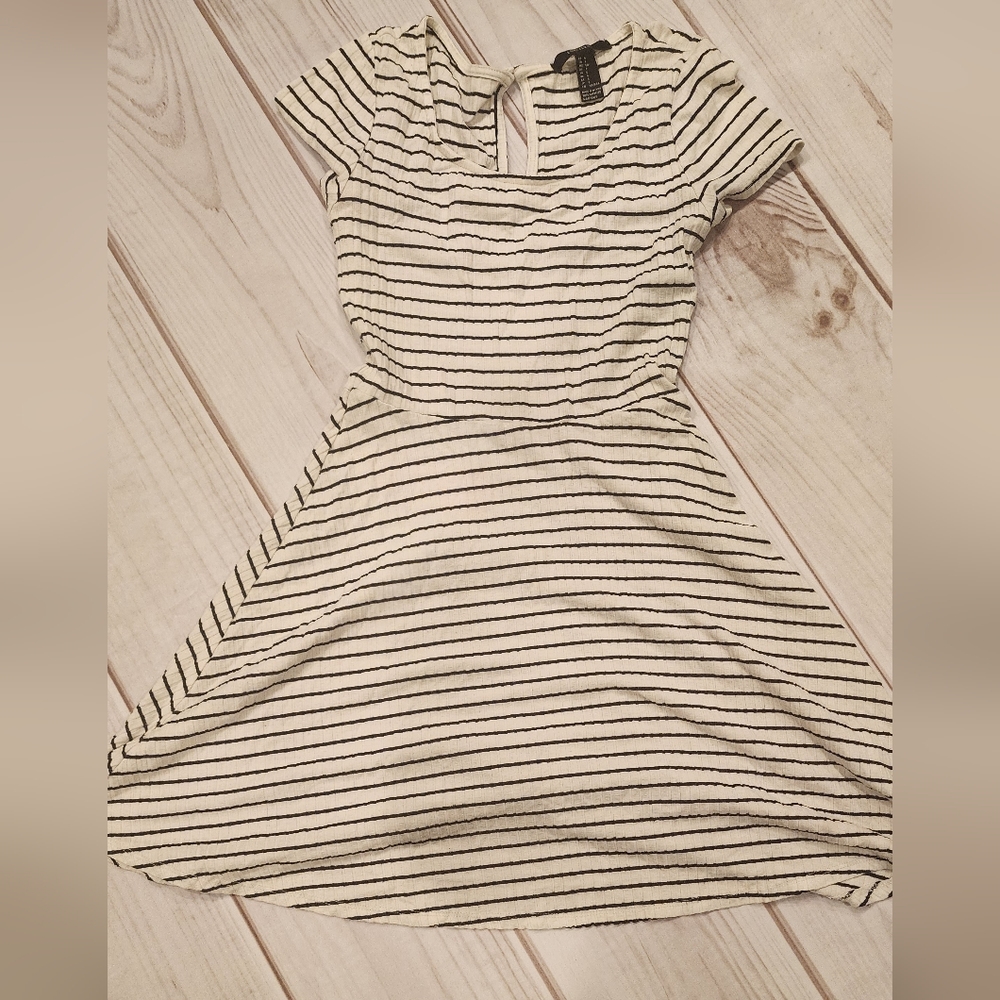 Spring dress - Picture 2 of 3